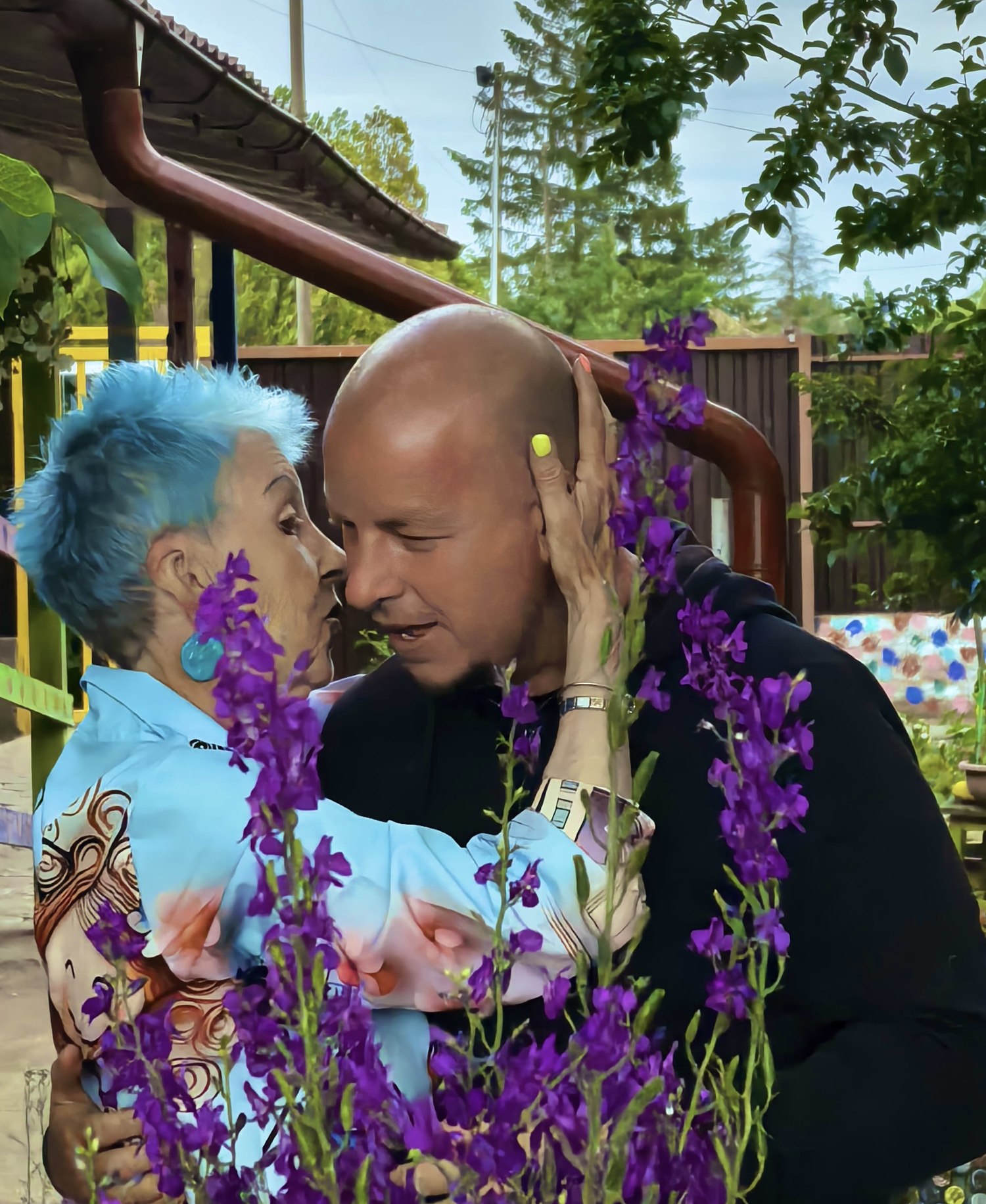 Paiu Lucia mit ihrem Sohn Raul Gabriel Nagy im Garten in Battonya, Juni 2026